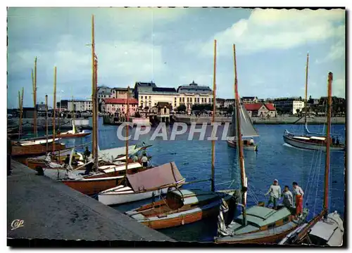 Cartes postales moderne Deauville Trouville Le bassin des yachts et le casino de Trouville Bateaux