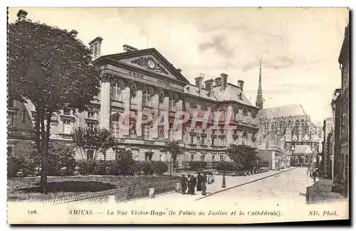 Cartes postales moderne Amiens La Rue Victor Hugo Le palais de justice et la cathedrale