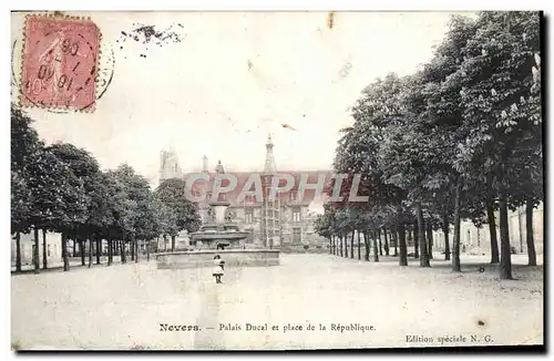 Cartes postales Nevers Palais Ducal et Place de la Republique