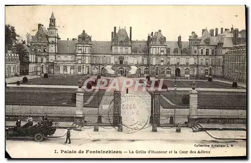 Ansichtskarte AK Palais de Fontainebleau la Grille d&#39Honneur et la Cour des adieux