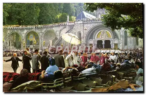 Cartes postales moderne Lourdes Benediction des malades sur l'esplanade