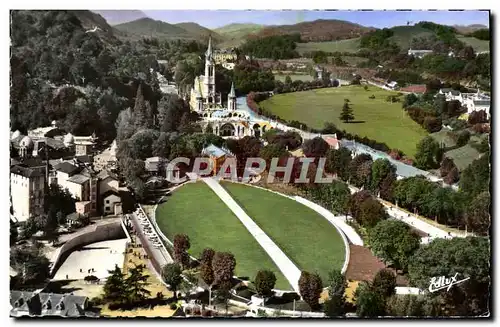 Cartes postales moderne Lourdes La Basilique et la Basilique souterraine St Pie X