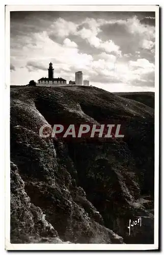 Cartes postales moderne Cap Frehel Gigantesques Falaises En Forme de ruines cyclopeennes Au sommet le phare