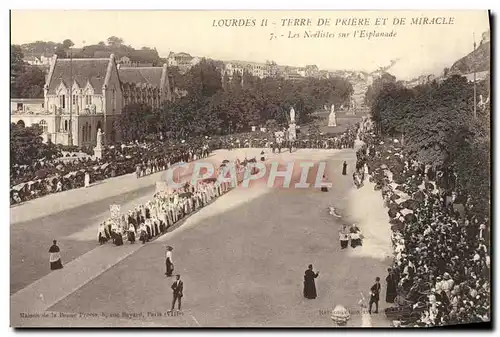 Ansichtskarte AK Lourdes Les Noelistes sur l&#39esplanade