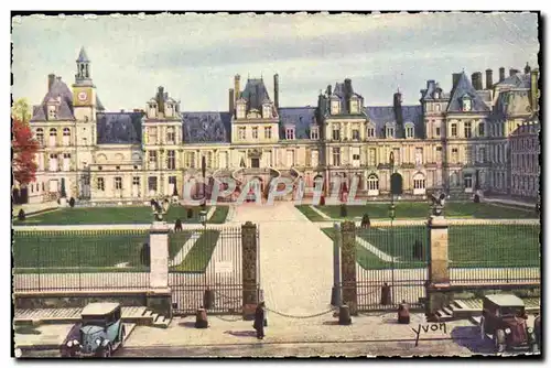 Ansichtskarte AK Fontainebleau Le Palais Cour du Cheval Blanc ou des Adieux Automobile