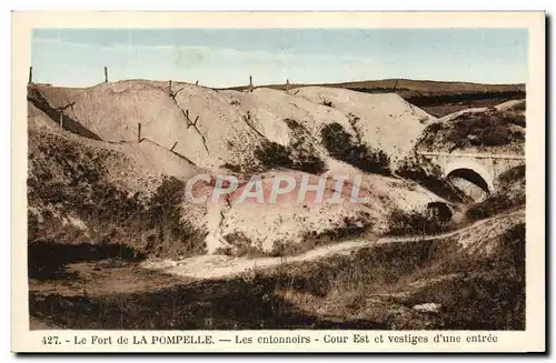 Ansichtskarte AK Le Fort de La Pompelle Les Entonnoirs Cour Est et Vestiges d&#39une entree