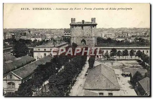 Ansichtskarte AK Vincennes Interieur du Fort Porte d&#39entree et allee principale