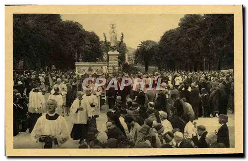 Ansichtskarte AK Lourdes Procession du Tres Saint Sacrement sur l&#39esplanade