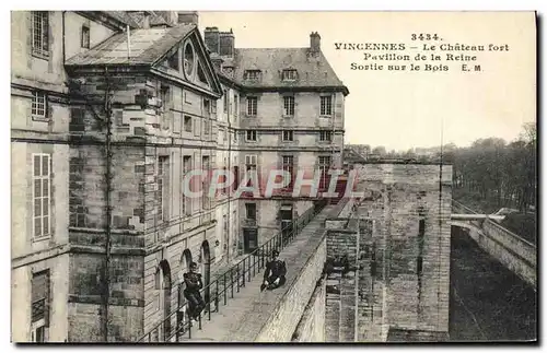 Ansichtskarte AK Vincennes Le Chateau Fort Pavillon de la Reine Sortie sur le bois Soldats