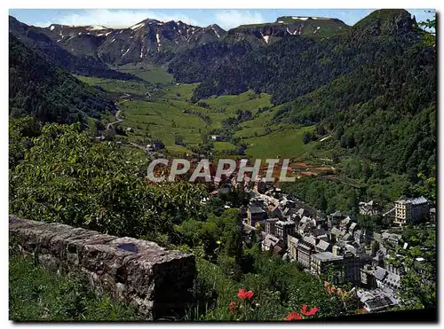 Cartes postales moderne Mont Dore Vue sur le Mont Dore au fond la Capucin la chaine du Sancy