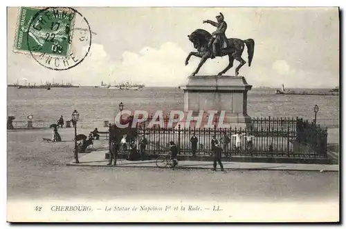 Ansichtskarte AK Cherbourg La Statue de Napoleon 1er et la rade Bateaux