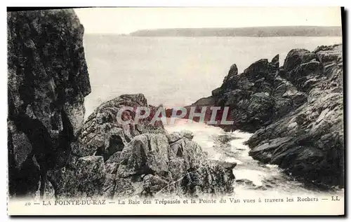Ansichtskarte AK Pointe Du Raz La Baie des Trepasses et la Pointe du Van Vues a travers les rochers