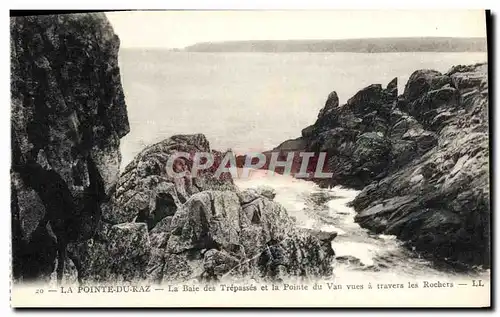 Cartes postales Pointe Du Raz La Baie des Trepasses et la Pointe du Van Vues a travers les rochers