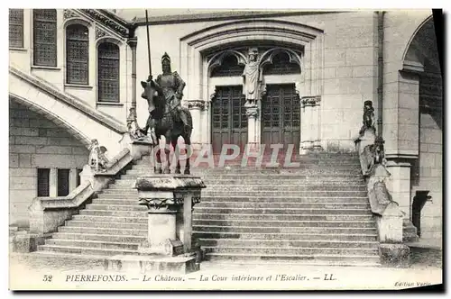 Cartes postales Pierrefonds Le Chateau La Cour Interieure et L&#39Escalier Chevalier Cheval