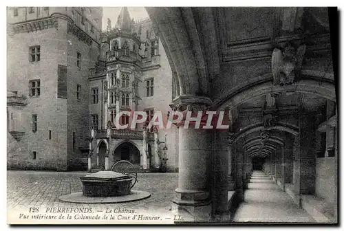 Ansichtskarte AK Pierrefonds Le Chateau Vue Interieure de la Colonnade de la Cour d&#39Honneur