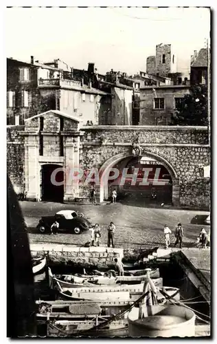 Cartes postales moderne Antibes Echappee sur la Vieille Porte et les remparts Automobile