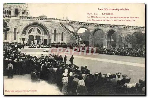 Ansichtskarte AK Lourdes Le Benediction de Saint Sacrement donnee aux malades devant l&#39eglise du rosaire