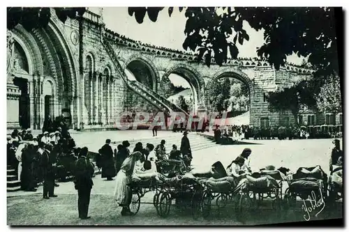 Cartes postales Lourdes Facade de la Basilique Pendant la Procession sur l'esplanade