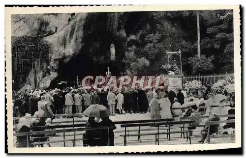 Cartes postales Lourdes Groupe de Pelerins Devant la Grotte miraculeuse