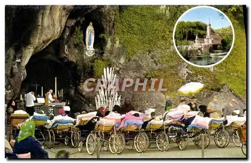 Cartes postales moderne Lourdes Les Malades Devant la Grotte