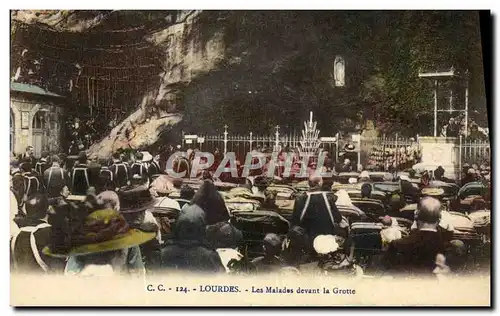 Cartes postales Lourdes Les Malades Devant la Grotte