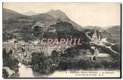 Cartes postales Lourdes La Basilique et un coin de la Ville