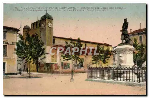 Ansichtskarte AK Aigues Mortes Place Saint Louis Eglise Notre Dame des Sablons et statue en bronze de Saint louis