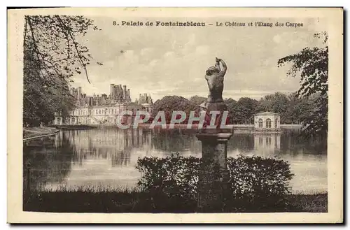 Cartes postales Palais de Fontainebleau Le Chateau et l&#39Etang des Carpes