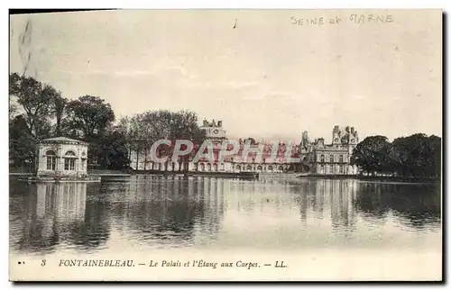 Ansichtskarte AK Fontainebleau Le Palais et l&#39Etang aux Carpes