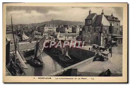 Ansichtskarte AK Honfleur La Lieutenance et le Port Bateaux de peche