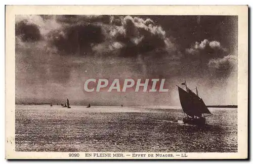 Cartes postales En Pleine Mer Effet de Nuages Bateau