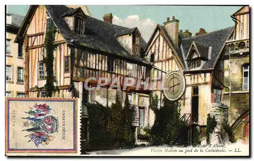 Cartes postales Rouen Dans la cour d&#39Albane Vieille maison au pied de la cathedrale Vignette Pro Patria Horol