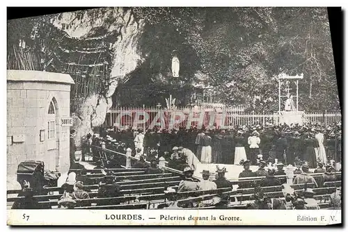 Ansichtskarte AK Lourdes Pelerins Devant la Grotte