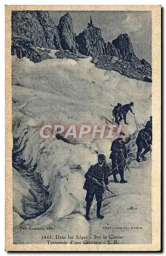 Ansichtskarte AK Dans Les Alpes Sur Le glacier Traversee d&#39une crevasse Militaria Alpinisme