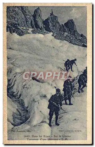 Cartes postales Dans Les Alpes Sur Le glacier Traversee d'une crevasse Militaria Alpinisme