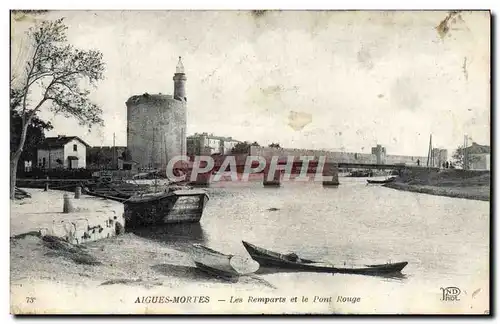 Cartes postales Aigues Mortes Les Remparts et le Pont Rouge