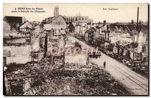 Cartes postales Reims Dans les Ruines Apres la Retraite des Allemands Militaria