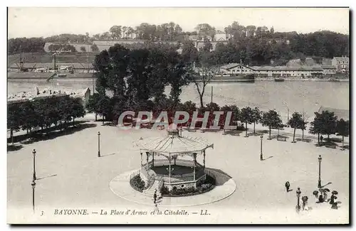 Ansichtskarte AK Bayonne La Place D&#39Armes et la Citadelle