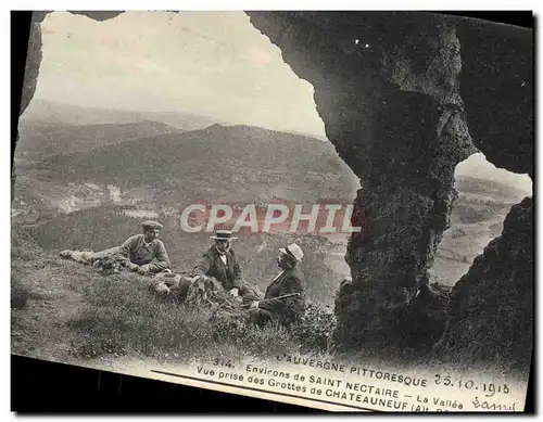 Ansichtskarte AK L&#39Auvergne Pittoresque Environs de Saint Nectaire La vallee Vue prise des grottes de Chateaun