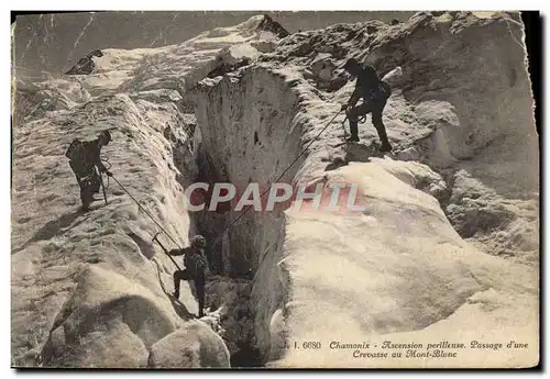 Ansichtskarte AK Chamonix ascension Perilleuse Passage d&#39une crevasse au Mont Blanc alpinisme