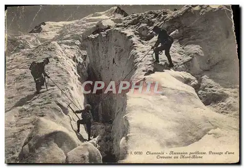 Cartes postales Chamonix ascension Perilleuse Passage d'une crevasse au Mont Blanc alpinisme