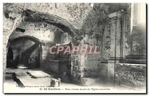 Cartes postales Saint Emilion Deux curieux Autels de L&#39Eglise Monolithe