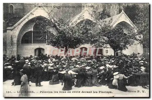 Cartes postales Lourdes Pelerins les Bras en croix devant les Piscines