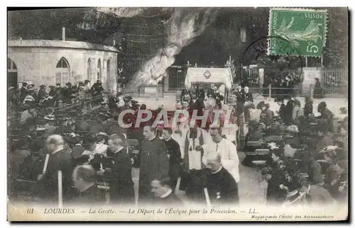 Ansichtskarte AK Lourdes La Grotte Le Depart de L&#39Eveque Pour la Procession