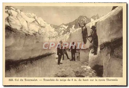 Cartes postales Col du Tourmalet Tranchee de neige de 3m de haut sur la route thermale