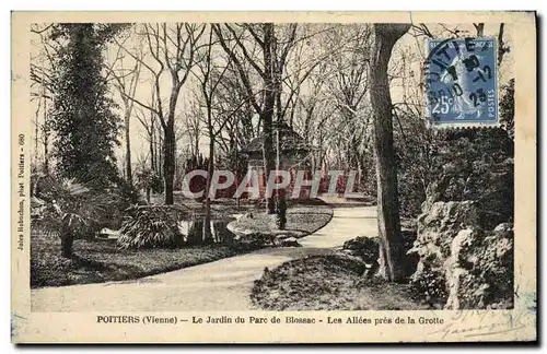 Cartes postales Poitiers Le Jardin du Parc de Blossac Les allees pres de la grotte