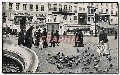 Ansichtskarte AK Lyon Les pigeons sur la place des Terreaux