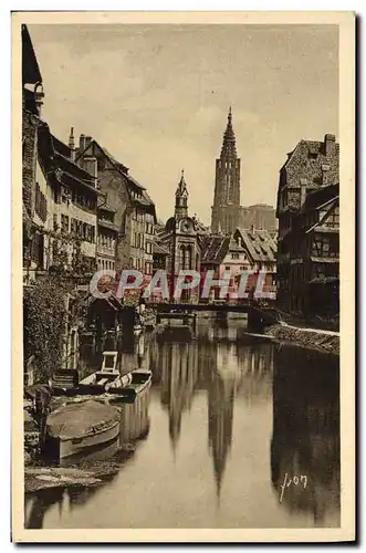 Cartes postales Strasbourg Un Coin Pittoresque de la petite Enfance dans le fond la cathedrale