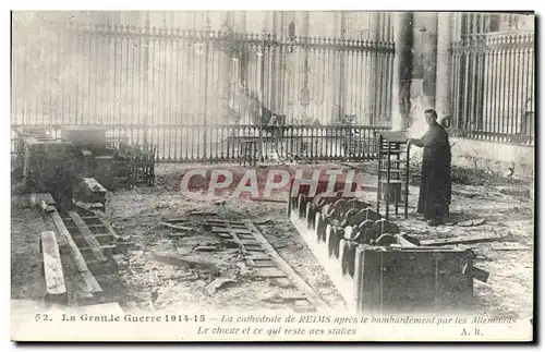 Ansichtskarte AK La Grande Guerre La Cathedrale de Reims apres un bombardement Le choeur Militaria