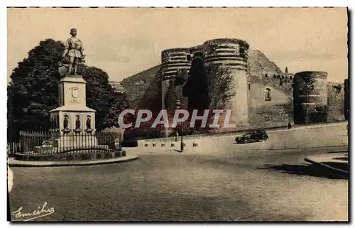 Cartes postales Angers La Statue du Roi Rene devant le Chateau